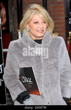 Elaine Paige la presse nuit pour new musical 'Une fois' au Phoenix Theatre à Londres, le 9 avril 2013 Banque D'Images