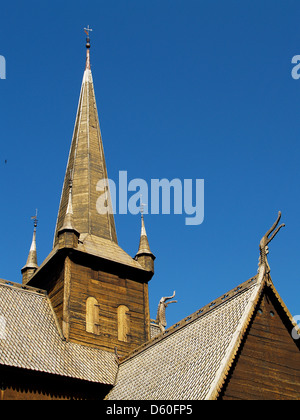 Le toit et les têtes de dragon de l'église de Lom, Norvège Banque D'Images