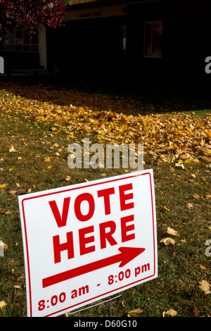 Voter ici s'inscrire dans un bureau de scrutin le jour des élections à Boise, Idaho, USA. Banque D'Images