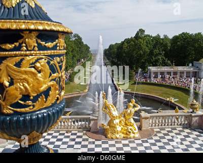 La fontaine Samson menant à l'Avenue de l'eau,Peterhof Palace,St.Petersburg Banque D'Images