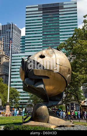 'La sphère' sculpture de bronze endommagées durant les attentats du World Trade Center, Battery Park, New York City, USA Banque D'Images