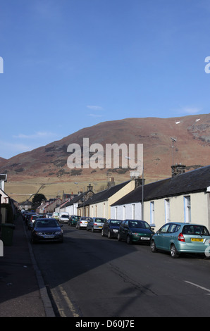 Scène de rue tillicoultry avec monts Ochil clackmannanshire ecosse février 2010 Banque D'Images