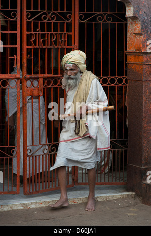 Un Sadhu hindou se dresse à l'entrée d'un lieu de culte à la porte sud du temple d'Jaggarnath à Puri, Odisha, Inde Banque D'Images