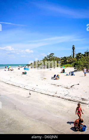Les personnes bénéficiant de l'île de Sanibel Beach sur la côte du golfe du Mexique de la Floride Banque D'Images