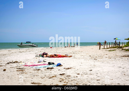 Les personnes bénéficiant de l'île de Sanibel Beach sur la côte du golfe du Mexique de la Floride Banque D'Images