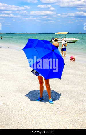 Une femme elle-même d'ombre du soleil chaud sur Sanibel Island Florida Banque D'Images