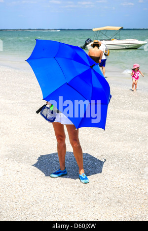 Une femme elle-même d'ombre du soleil chaud sur Sanibel Island Florida Banque D'Images