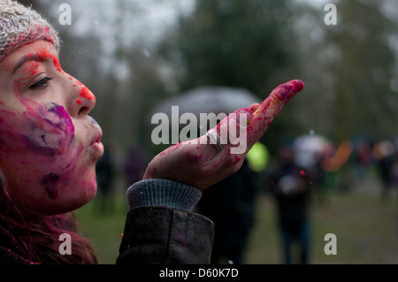 Girl blowing en poudre en main à Twickenham Festival Holi Banque D'Images