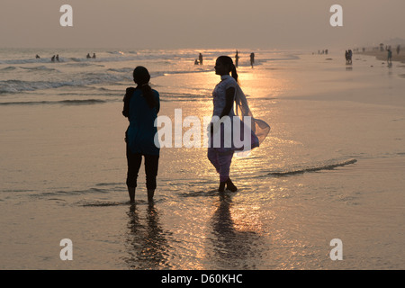 Deux amis aiment être sur la plage au coucher du soleil à Puri, Odisha, Inde Banque D'Images