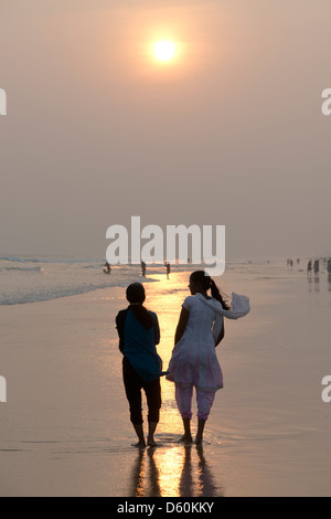 Deux amis aiment être sur la plage au coucher du soleil à Puri, Odisha, Inde Banque D'Images