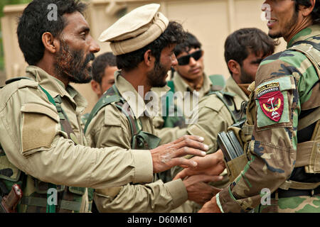 La police locale afghane greet commandos de l'Armée nationale afghane qu'ils arrivent avec des forces d'opérations spéciales de l'US Marine à recevoir leurs salaires le 9 avril 2013 dans la province d'Helmand, en Afghanistan. Banque D'Images