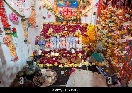 Des offrandes de nourriture et de fleurs bedeck un culte à Udaipur, Rajasthan, Inde Banque D'Images