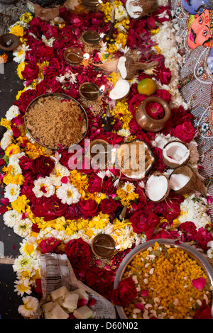 Des offrandes de nourriture et de fleurs bedeck un culte à Udaipur, Rajasthan, Inde Banque D'Images