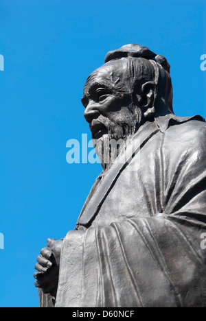 Statue de Confucius, Confucius Plaza, Chinatown, Manhattan, New York City, New York, USA - image prise à partir de la masse du public Banque D'Images