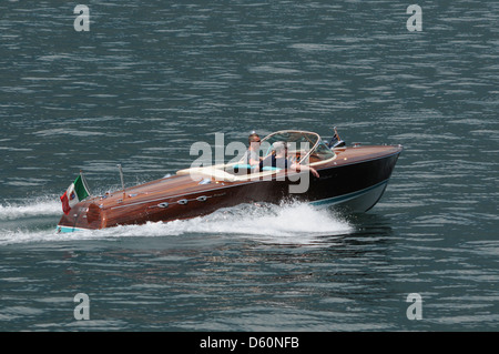 Riva bateau classique, le lac de Côme, les lacs italiens, Italie, juin 2009. Riva Ariston sur le lac de Côme, dans les lacs italiens. Banque D'Images