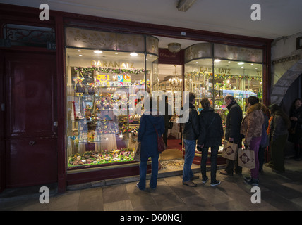 Les oeufs de Pâques en chocolat sur l'affichage à l'Daranatz chocolatier confiseur vitrine dans Bayonne, Aquitaine, sud-ouest de la France Banque D'Images