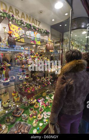 Les oeufs de Pâques en chocolat sur l'affichage à l'Daranatz chocolatier confiseur vitrine dans Bayonne, Aquitaine, sud-ouest de la France Banque D'Images