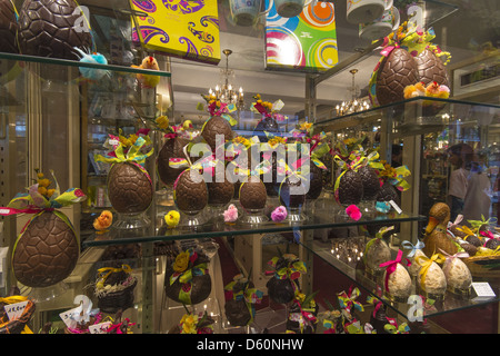 Les oeufs de Pâques en chocolat sur l'affichage à l'Daranatz chocolatier confiseur vitrine dans Bayonne, Aquitaine, sud-ouest de la France Banque D'Images