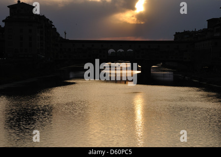 Ponte Vecchio Florence Italysun,réglage silhouette,pont enjambant la rivière Banque D'Images