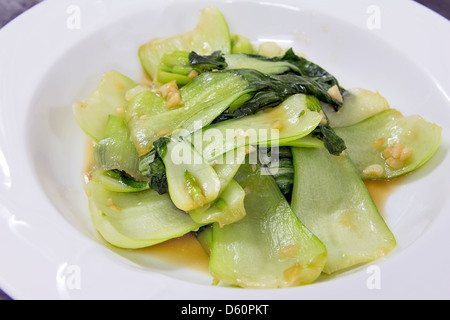 Le Bok Choy chinois Sauté de légumes verts à l'ail et la Sauce soja lave Banque D'Images