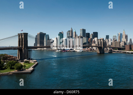 Rues de la région de Lower Manhattan avec pont de Brooklyn, New York City, New York, USA - image prise à partir de la masse du public Banque D'Images