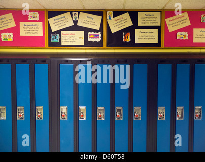 Des casiers vides à l'école Banque D'Images