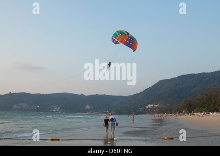 Parapente - Patong beach - Phuket - Thaïlande Banque D'Images