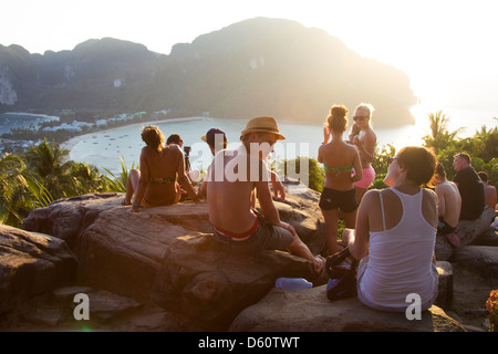 Point de vue au coucher du soleil - Ko Phi Phi Don Island - Thaïlande Banque D'Images