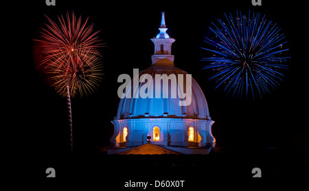 Le dôme de la cathédrale à Popayan, Colombie dans la nuit avec un feu d'artifice bleu et rouge aller Banque D'Images