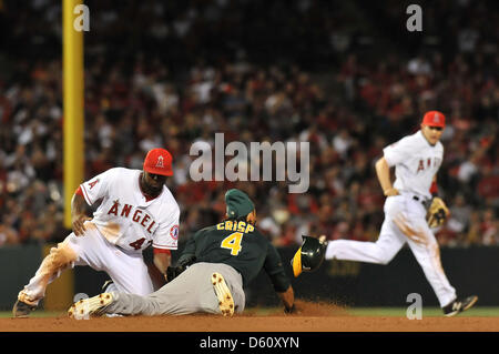 Anaheim, Californie, USA. 9 avril 2013. Oakland Athletics champ centre Coco Crisp # 4 vole la deuxième base sous le nom de Los Angeles Angels le deuxième but Howard Kendrick # 47 dans la septième manche au cours de la jeu de la Ligue Majeure de Baseball, le Los Angeles Angels d'ouverture à domicile entre les Athletics d'Oakland et Los Angeles Angels à Anaheim Stadium à Anaheim, en Californie..Louis Lopez/CSM/Alamy Live News Banque D'Images