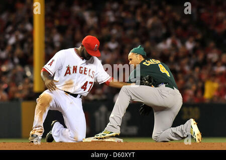 Anaheim, Californie, USA. 9 avril 2013. Oakland Athletics champ centre Coco Crisp # 4 vole la deuxième base sous le nom de Los Angeles Angels le deuxième but Howard Kendrick # 47 dans la septième manche au cours de la jeu de la Ligue Majeure de Baseball, le Los Angeles Angels d'ouverture à domicile entre les Athletics d'Oakland et Los Angeles Angels à Anaheim Stadium à Anaheim, en Californie..Louis Lopez/CSM/Alamy Live News Banque D'Images