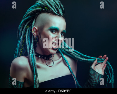 Jeune femme avec des dreadlocks Banque D'Images