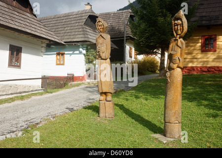 Maisons traditionnelles et des statues en bois de Vlkolinec, la Slovaquie. Site du patrimoine mondial de l'UNESCO Banque D'Images