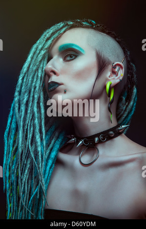 Jeune femme avec des dreadlocks Banque D'Images