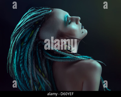 Jeune femme avec des dreadlocks Banque D'Images