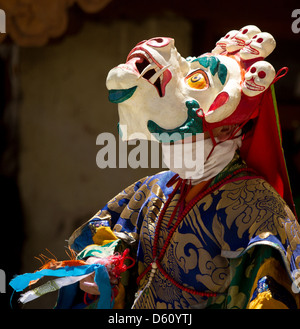 KARSHA, INDE - 17 juil : moine non identifiés exécute une danse des masques religieux pendant la Danse Cham Festival le Mai 17, 2012 à Kars Banque D'Images