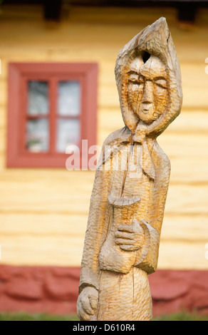 Maisons traditionnelles et des statues en bois de Vlkolinec, la Slovaquie. Site du patrimoine mondial de l'UNESCO Banque D'Images