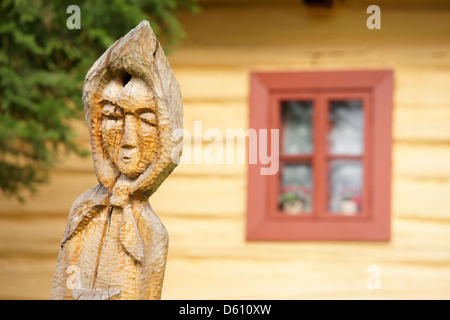 Maisons traditionnelles et des statues en bois de Vlkolinec, la Slovaquie. Site du patrimoine mondial de l'UNESCO Banque D'Images