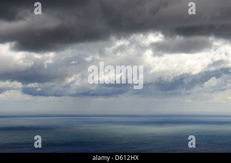 Plus de Stormclouds Frenchmans Bay, Maine, avec de la pluie au loin. Banque D'Images