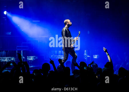 Toronto, Ontario, Canada. 10 avril 2013. CHRISTOPHER WOLSTENHOLME, le bassiste du groupe de rock anglais Muse sur scène du Centre Air Canada à Toronto (Image Crédit : Crédit : Igor Vidyashev ZUMAPRESS.com/Alamy/Live News) Banque D'Images