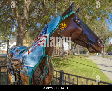 Fièvre de cheval, projet artistique communautaire de chevaux peints au centre-ville de district de la capitale mondiale du cheval, Ocala, Floride, USA Banque D'Images