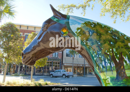 Fièvre de cheval, projet artistique communautaire de chevaux peints au centre-ville de district de la capitale mondiale du cheval, Ocala, Floride, USA Banque D'Images