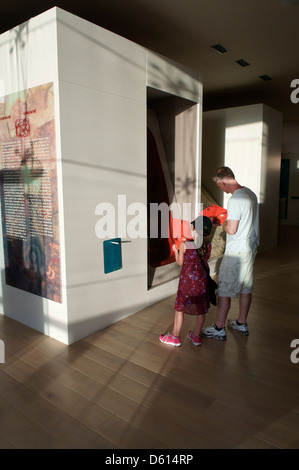 Père et fille dans le Museo Maya de Cancun Cancun ou Musée maya qui a ouvert en novembre 2012, Cancun, Mexique Banque D'Images