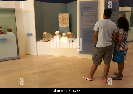 Les touristes dans le Museo Maya de Cancun Cancun ou Musée maya qui a ouvert en novembre 2012, Cancun, Mexique Banque D'Images
