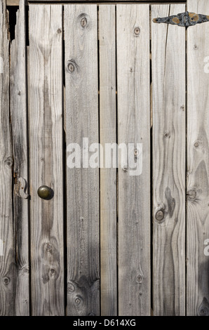 Porte en bois patiné gris avec charnière métal Banque D'Images