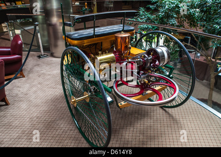 Une réplique de la Benz Patent Motorwagen 1886. La première automobile disponibles commercialement jamais réalisé. Banque D'Images
