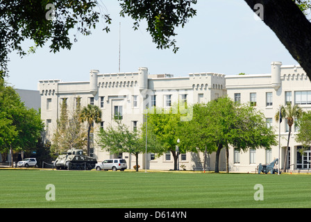 Vue sur le champ de parade sur le campus de la Citadelle, situé à Charleston, Caroline du Sud, États-Unis d'Amérique. Banque D'Images