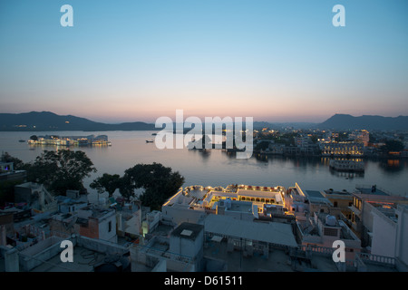 Le crépuscule tombe sur le lac Pichola à Udaipur, Rajasthan, Inde Banque D'Images