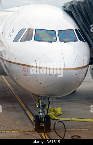 Un United Airlines Airbus A320 se trouve à un point d'accès à George Bush (IAH) Aéroport International de Houston, Texas, avant le départ. Banque D'Images