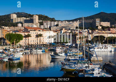 France, Corse, Ajaccio, vue sur la ville de Port Tino Rossi Banque D'Images